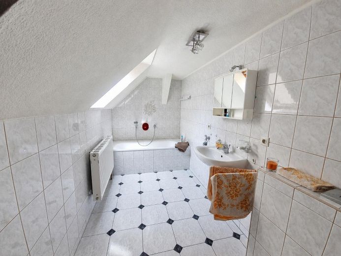 Senza provvigione: abitare personalmente o affittare - casa plurifamiliare con tre unità – Badezimmer 2.OG