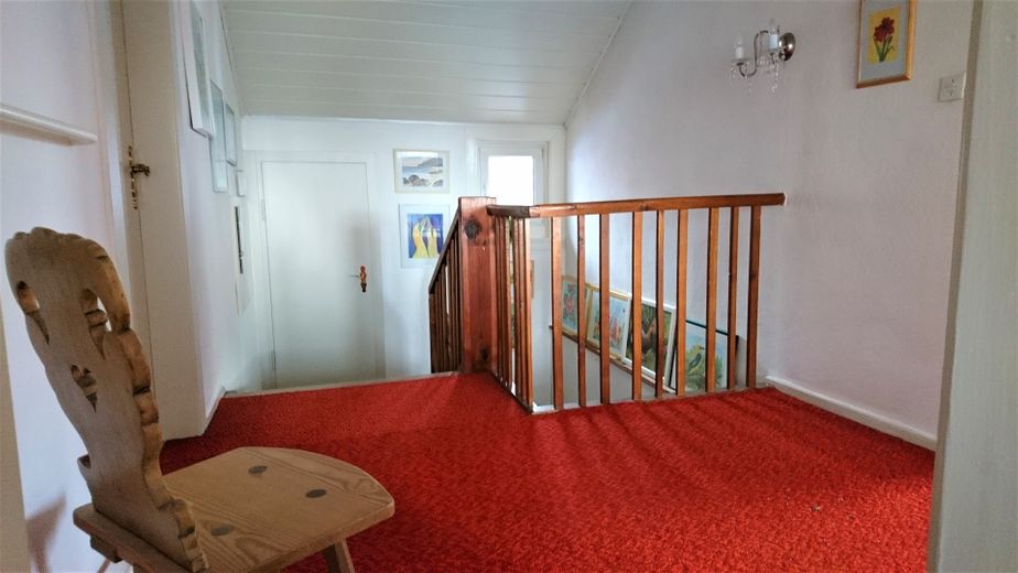 Einfamilienhaus mit großem Garten in Heldburg – Flur mit Treppe oben