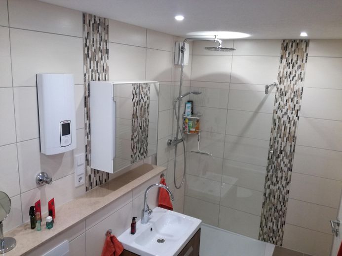 Spacious 4-room apartment with 2 bathrooms, balcony & garage, and an incredible view – Badezimmer