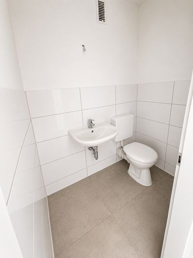 Nowoczesny umeblowany pokój we wspólnym mieszkaniu w Mannheim-Käfertal – WC