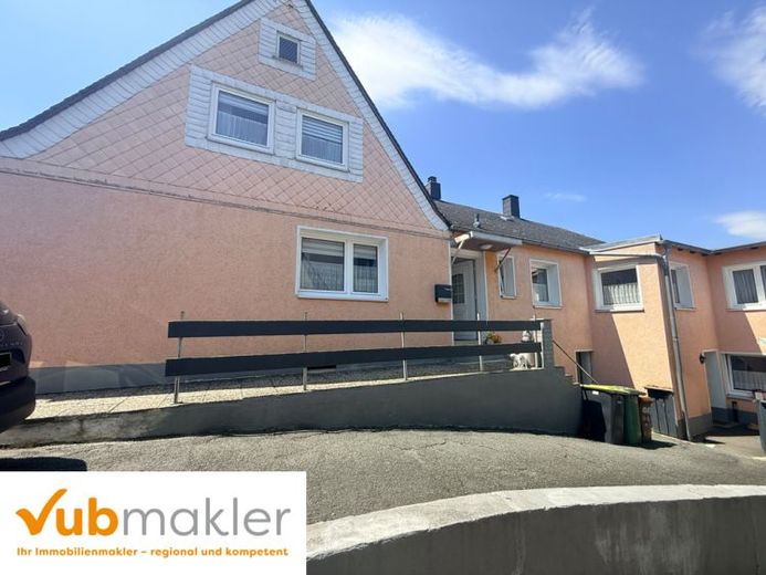 Beautiful, quiet terraced single-family house in a sought-after residential location in Hof with a leasehold property – Photo 1