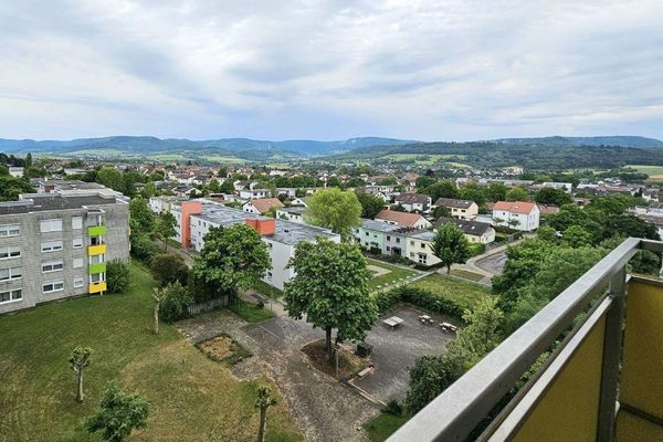 Volledig gerenoveerd 3-kamerappartement met panoramisch uitzicht, inbouwkeuken & garage