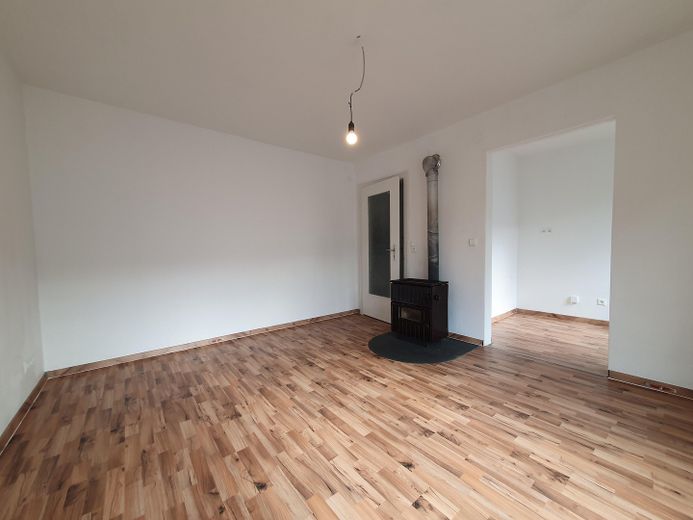 Schöne 2-Zi-Wohnung mit Balkon im 2.OG rechts – Wohn-Esszimmer mit Küchenraum