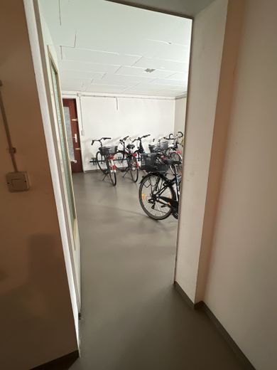 2,5 Zi-Wohnung Hochparterre mit Nord und Süd Balkon in ruhiger Lage, Tiefgarage, geringe Nebenkosten – Fahrradkeller