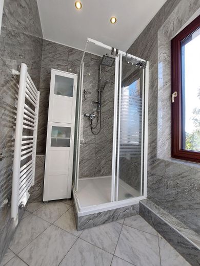 STILVOLLE VILLA - 3 Wohnungen – RENOVIERT - Heizung NEU – Foto 10