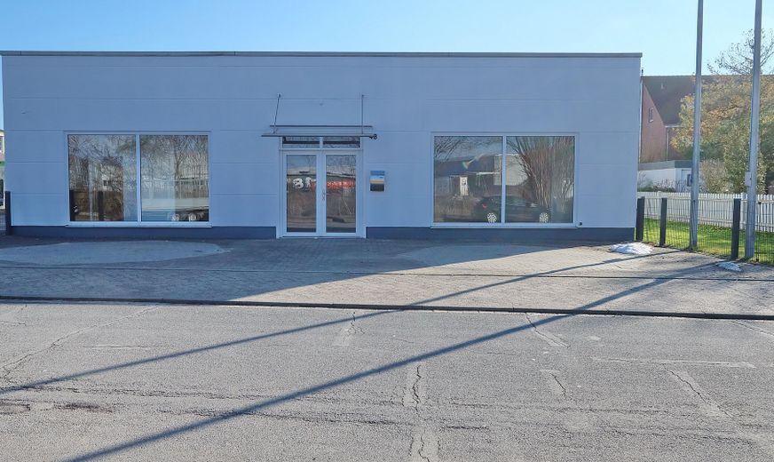 Gewerbehalle mit Ausstellungsfläche, Werkstatt und Büro in Wolfenbüttel-Linden – Eingangsansicht 2