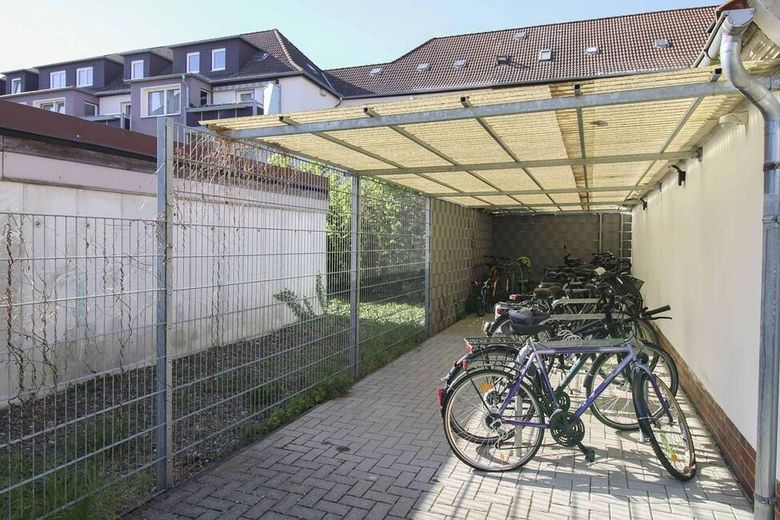 Luminoso apartamento de 2 habitaciones en la última planta con cocina equipada – Braunschweig – Fahrradunterstand