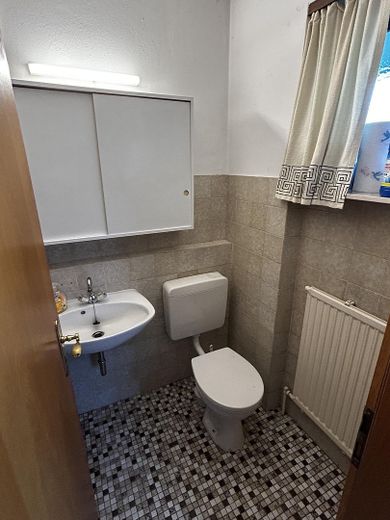 Charming end-terrace house in a quiet residential area close to the center of Burghausen – Gäste WC EG