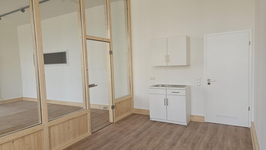 Halle commerciale neuve avec surface de bureaux dans un emplacement central idéal – Personalraum 