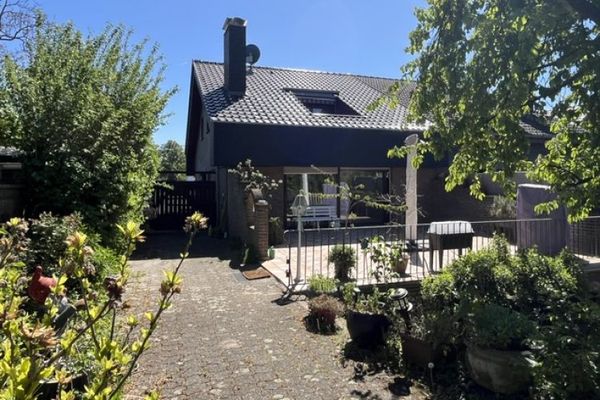 PROVISIONSFREI! DHH plus ELW 
WFL 148 m² + NFL 142 m², 5 Zi.
4 BÄDER, KAMIN, EBK, GARTEN + NEBENGEB.