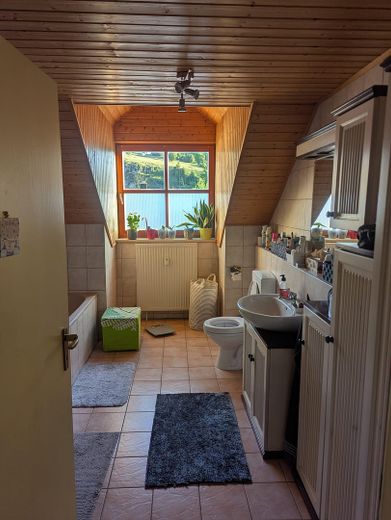 Badezimmer mit Einbauschränken