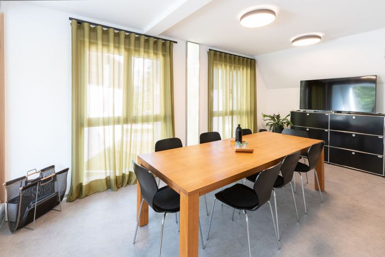 Mehr als ein Büro: Stilvolle Arbeitswelt mit Großzügigkeit und Charakter – Besprechungsraum mit Loggia