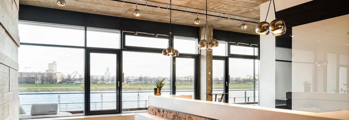Hochwertige Büroeinheit im Rheinauhafen mit Blick auf den Rhein – Tresen