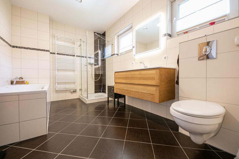 Bad mit Wanne und Dusche