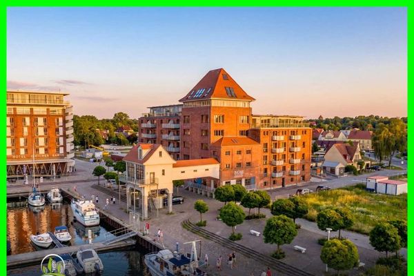 High-quality water-view apartment with 2 bathrooms & covered parking space