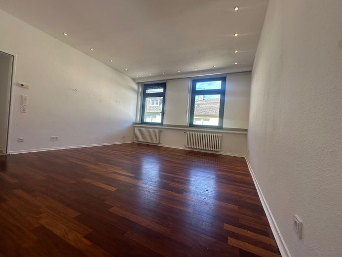 Frisch renovierte, helle 3 - Zimmer Wohnung in ruhigem Haus direkt an den Barmer Anlagen – Wohnzimmer