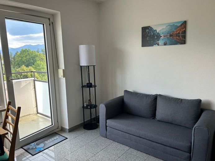 Provisionsfrei:1-Personen-Appartment möbliert, EBK, Bad, Balkon, Bergblick – Couch
