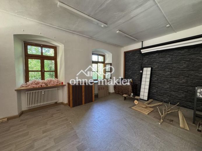 55 м² комерційного приміщення – великі вікна та висота стелі 3 м – лише 275 € на місяць – Фотографія 1