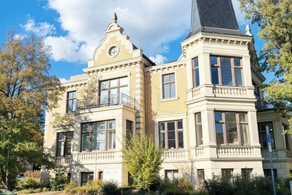 Charming office/practice space near the main train station on the raised ground floor incl. parking space