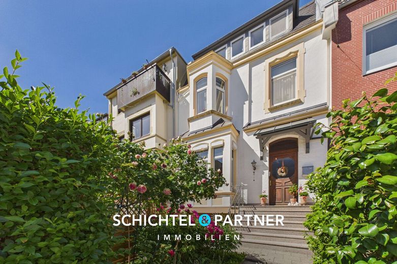 Mitte | Bezugsfrei: Stadtvilla mit 3-Einheiten oder als Einfamilienhaus – S&amp;P | Fronansicht