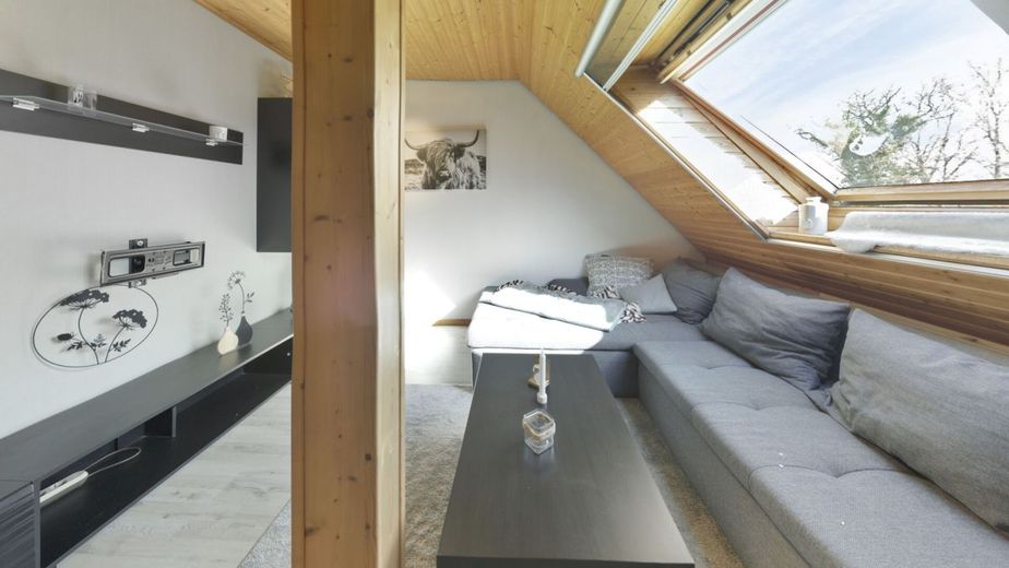Resthof in echter Alleinlage: Modernisiert | 29.000 m² | 
Einliegerwohnung | Pferdehaltung | Pool – Wohnzimmer OG
