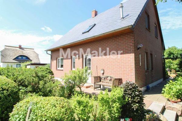Modernes Ferienhaus mit traumhaftem Rosengarten und gemütlichem Pavillon