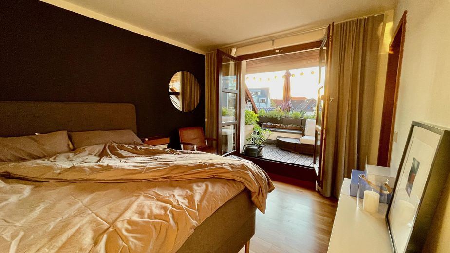 Lichtdurchflutetes Wohlfühl-Zuhause in Braunschweigs Herzen zum Einziehen, Durchatmen und Ankommen – Schlafen Blick Richtung Balkon