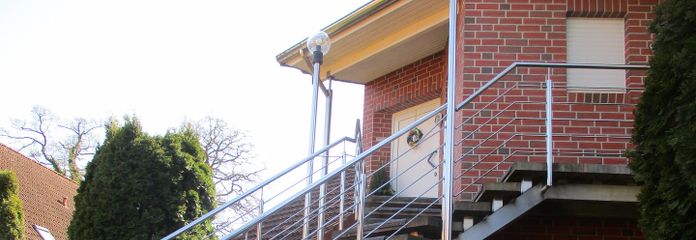 Hauseingang über Treppe 