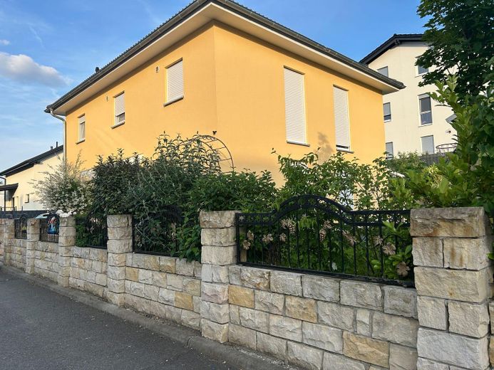 -Senza provvigione- Moderna villa urbana con garage a Bad Schwalbach – Straßenseite