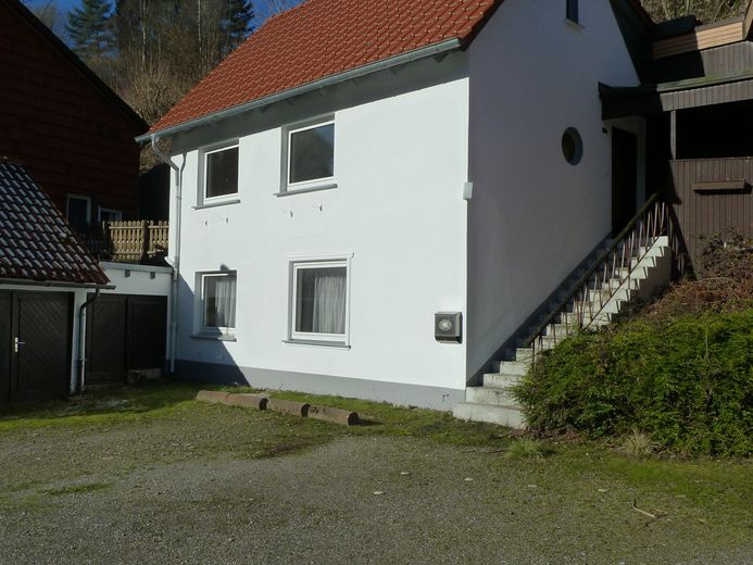 Freistehendes Einfamilienhaus 4 Zimmern 2x Garage + 694qm Bodend – Foto 2
