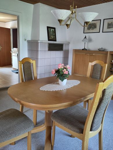 Haushälfte mit Charakter – Wohn-Esszimmer, Kachelofen