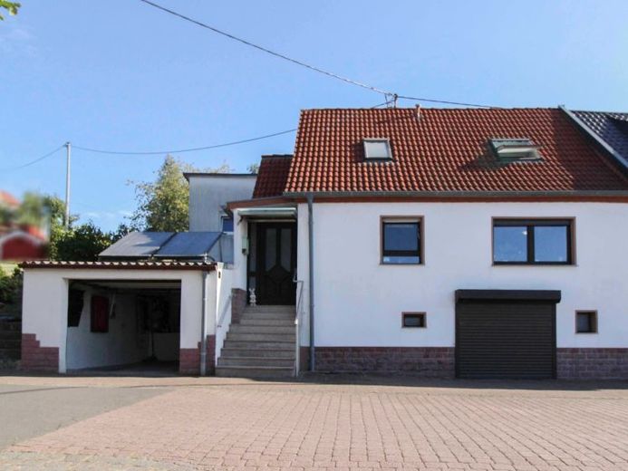 Charmantes Zuhause mit eigenem Garten, Terrasse und Garage in Schiffweiler – الصورة 1