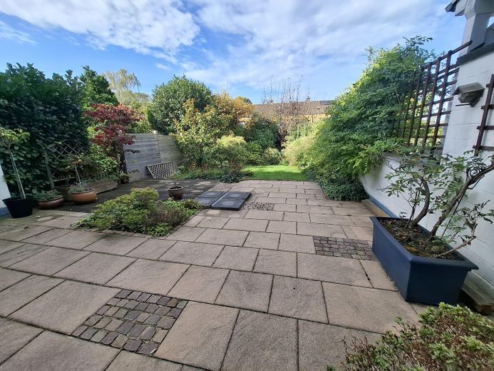 हान के शांत इलाके में आकर्षक मध्य-पंक्ति वाला घर – Terrasse und Garten