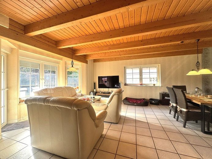 Warum noch Miete zahlen? Massiver Bungalow im Landhausstil in ruhiger Umgebung von Buchholz (Aller) – Wohnzimmer