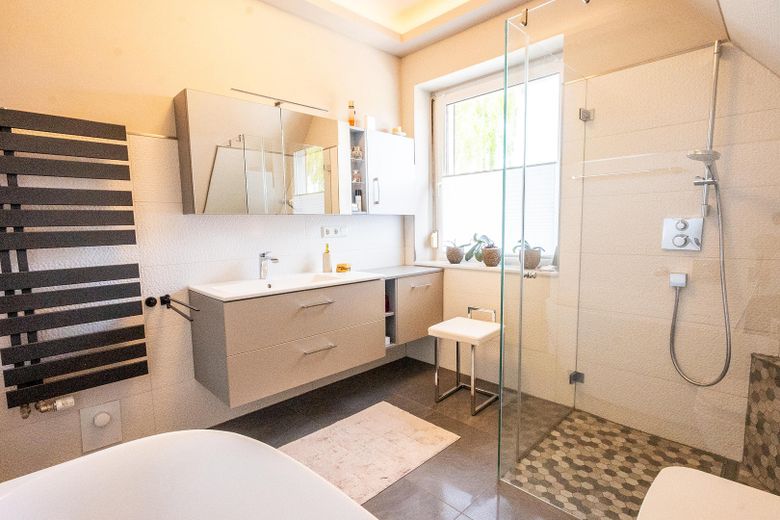 Badezimmer mit Dusche & Wanne