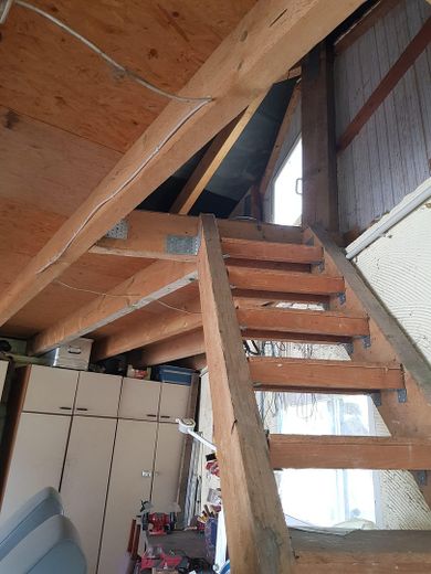 Niedrigenergiehaus mit Feldblick von Privat – Spitzboden zum Lagern