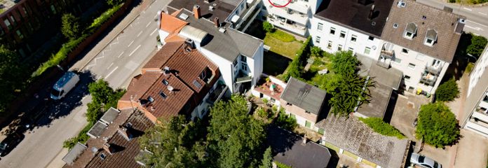 Helles 1,5-Zi-Appartment nahe der TU Hamburg mit Balkon – Rückansicht mit Markierung