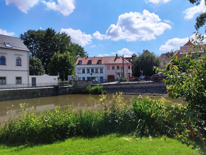 Denkmalgeschütztes Wohn- und Geschäftshaus direkt gegenüber dem Schloss Klippenstein – Hausansicht vom Schloss
