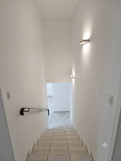 Privatverkauf ohne Maklerprovision: Reihenhaus mit Charakter in Montabaur | Perfekt für Familien – Einrichtungsbeispiel Treppe KI