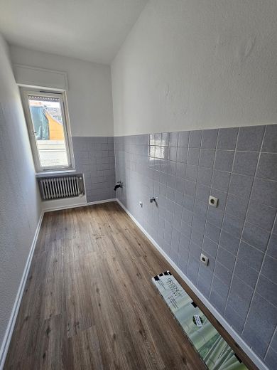 Frisch renovierte 2-Zimmer-Wohnung mit hellem Wohnbereich in zentraler Lage – Foto 4