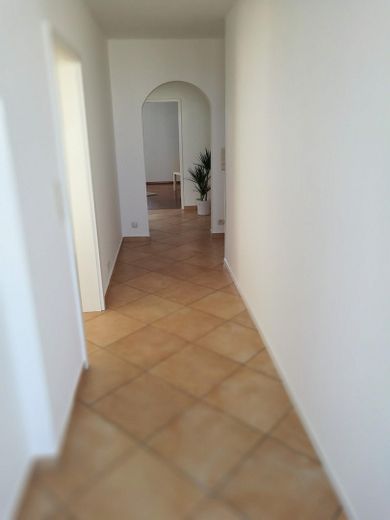 Über den Dächern Offenbachs: Großzügige 3-Zimmer-Wohnung mit zwei Balkonen – provisionsfrei – Flur mit Rundbogen