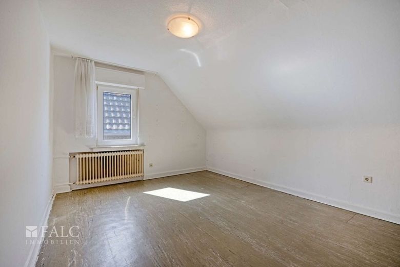 Charmantes sanierungsbedürftiges Einfamilienhaus mit Potenzial in ruhiger Lage von Worringen – Schlafzimmer