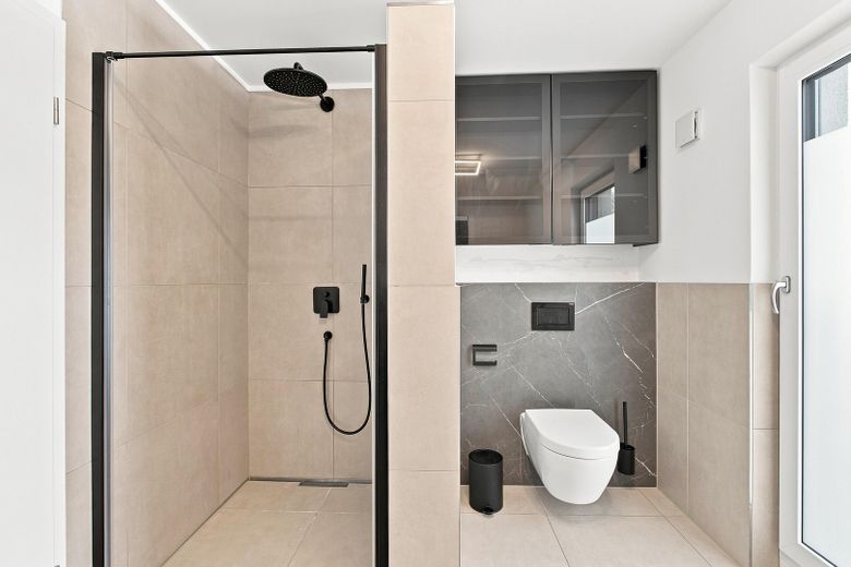¡Casa moderna KfW55 de 2020 con terraza en la azotea y cocina en Múnich-Untermenzing! ¡Sin comisión! – Badezimmer Obergeschoss
