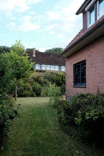 Euer Haus im Grünen: 192qm, großes Grundstück, Altbau-Charme – Außen