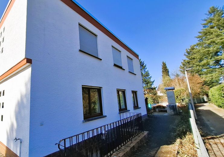 Maison bifamiliale avec jardin mature + 2 garages dans un bon emplacement, sans commission pour l’acheteur – Ost-Ansicht