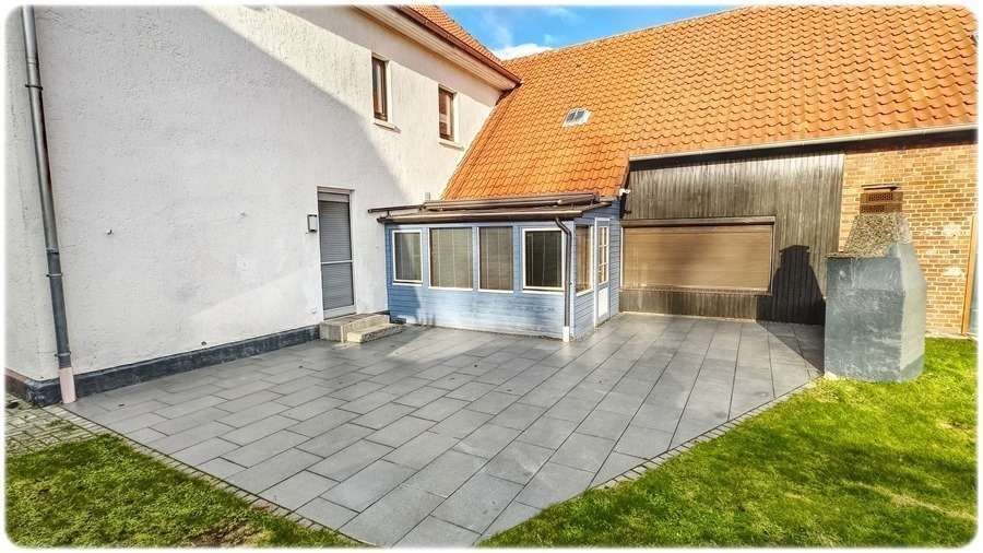 Uetze: 2 Häuser = 3 Wohnungen, 3 Garagen + Carport + potentielles Bauland im Garten – Terrasse + Wintergarten