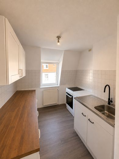 3 Zi Wohnung, WG-geeignet, Einbauküche & Duschbad – ideal für Studenten, 4.OG im Dachgeschoss – Küche