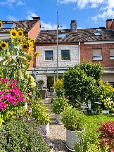 Reinbek'te bahçeli, garajlı ve bölgesel ısıtmalı sıra ev – 4 oda + dönüştürülmüş çatı katı – Gartenansicht