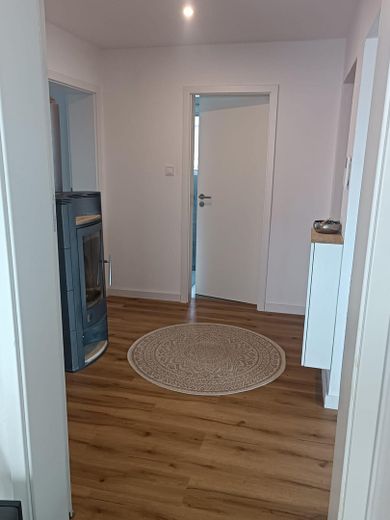Sonnige 4-Zimmer-Familienwohnung am Feldrand – 2023 top renoviert + DG-Ausbaureserve – Flur mit Kamin