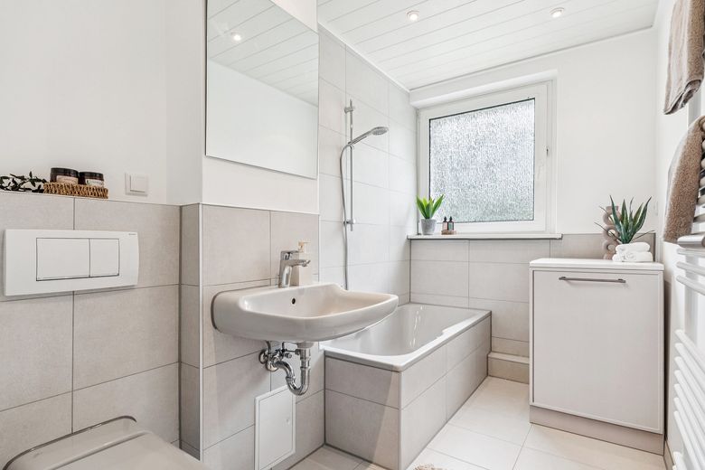 Bez prowizji: Wyremontowane mieszkanie 3-pokojowe nad jeziorem Heidbergsee – od zaraz wolne – Bad, Originalbild
